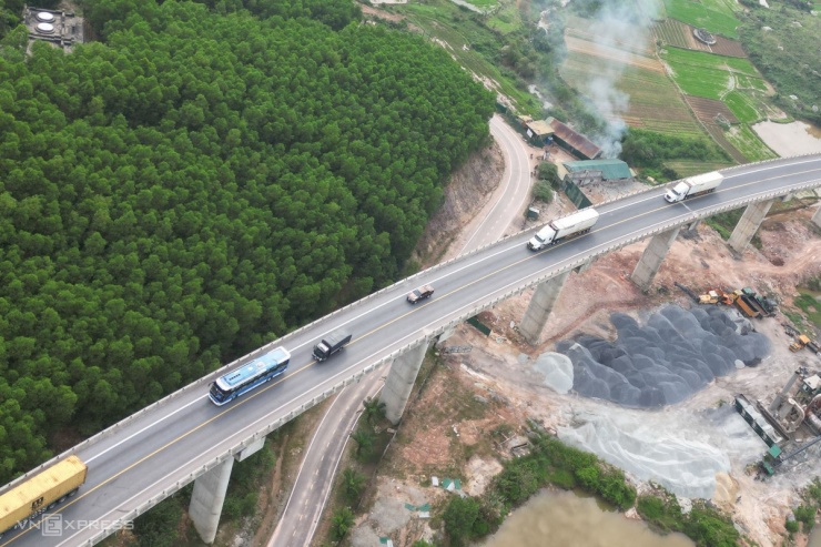 Mặc dù đi trên cầu vượt hai làn xe và cấm vượt, ôtô tải màu đen vẫn chạm chỉ vàng xin vượt.