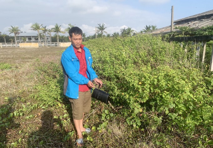 Lê Văn Bàn dẫn cảnh sát đến nơi đã vứt túi xách của nạn nhân. Ảnh: Công an cung cấp