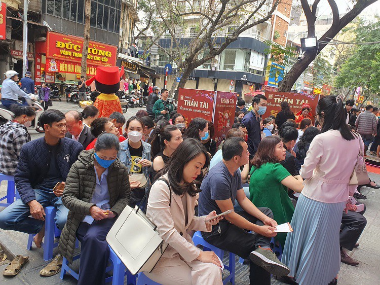 Nếu như trước 7h sáng, cảnh mua bán tấp nập với hàng trăm người ngồi xếp hàng chỉ diễn ra ở cửa hàng của&nbsp;Bảo Tín Minh Châu thì càng về trưa, khách hàng kéo đến ngày một đông. Đa số các cửa hàng kinh doanh vàng lớn trên phố Trần Nhân Tông đều ghi nhận lượng khách tăng vọt.