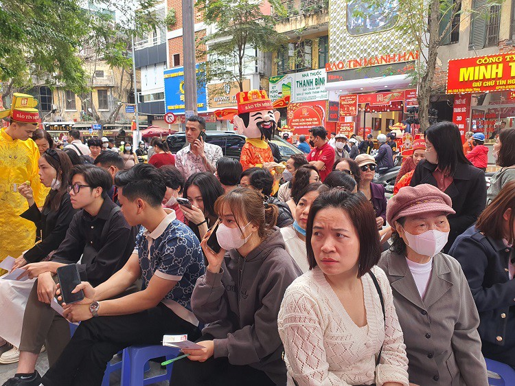 Bên ngoài là hàng trăm người xếp hàng chờ lấy số, bên&nbsp;trong cửa hàng vàng của Bảo Tín Minh Châu, khách đứng kín lối đi.