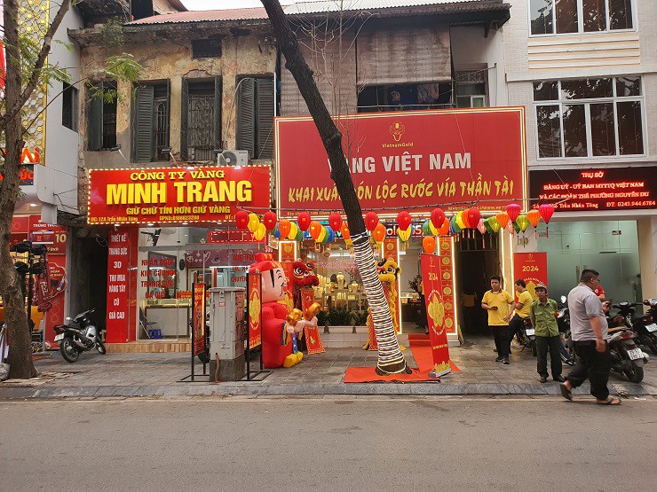 Cảnh xếp hàng dài mua vàng chỉ diễn ra ở các cửa hàng kinh doanh vàng lớn trên phố Trần Nhân Tông, còn một số cửa khác nhỏ lẻ vẫn thưa thớt và tương đối vắng khách, không khác ngày thường.