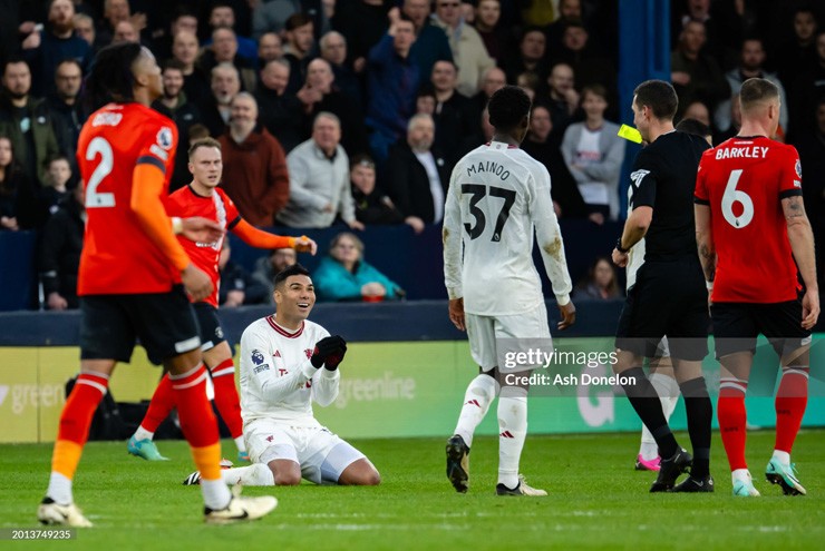 Casemiro nhận thẻ vàng ở trận gặp Luton Town