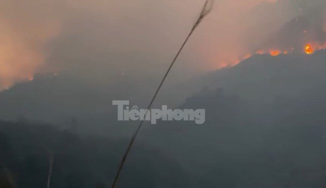 Lực lượng chức năng đang huy động tối đa lực lượng tiến hành khoanh vùng, khống chế đám cháy.