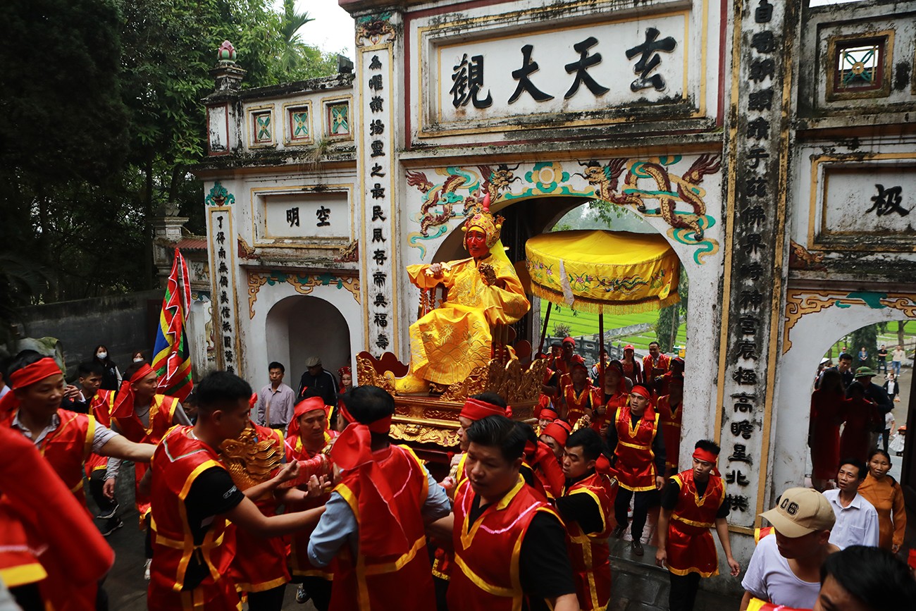 Rước “Vua, Chúa sống” náo nhiệt cả một vùng quê ngoại thành Hà Nội - 15