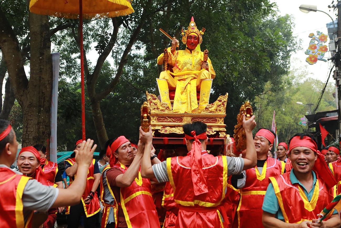 &nbsp;Để chuẩn bị cho Lễ hội đền Sái, người dân trên địa bàn thực hiện một cách kĩ càng. Người dân phải chọn ra những người đóng vua giả, chúa giả và các quan. Những người được chọn phải là người đàn ông trên 55 tuổi. Năm nay, cụ&nbsp;Lê Vĩnh Lô, 76 tuổi, được chọn làm “Chúa”.