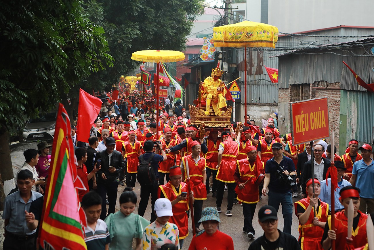 Kiệu "Chúa', kiệu "Vua" được hàng chục thanh niên là con cháu trong dòng họ cụ&nbsp;Tĩnh và cụ&nbsp;Lô&nbsp;thay phiên nhau đỡ. Trong khi trai tráng tung kiệu, “Chúa” ngồi trên vung kiếm chém để khuấy động không khí.