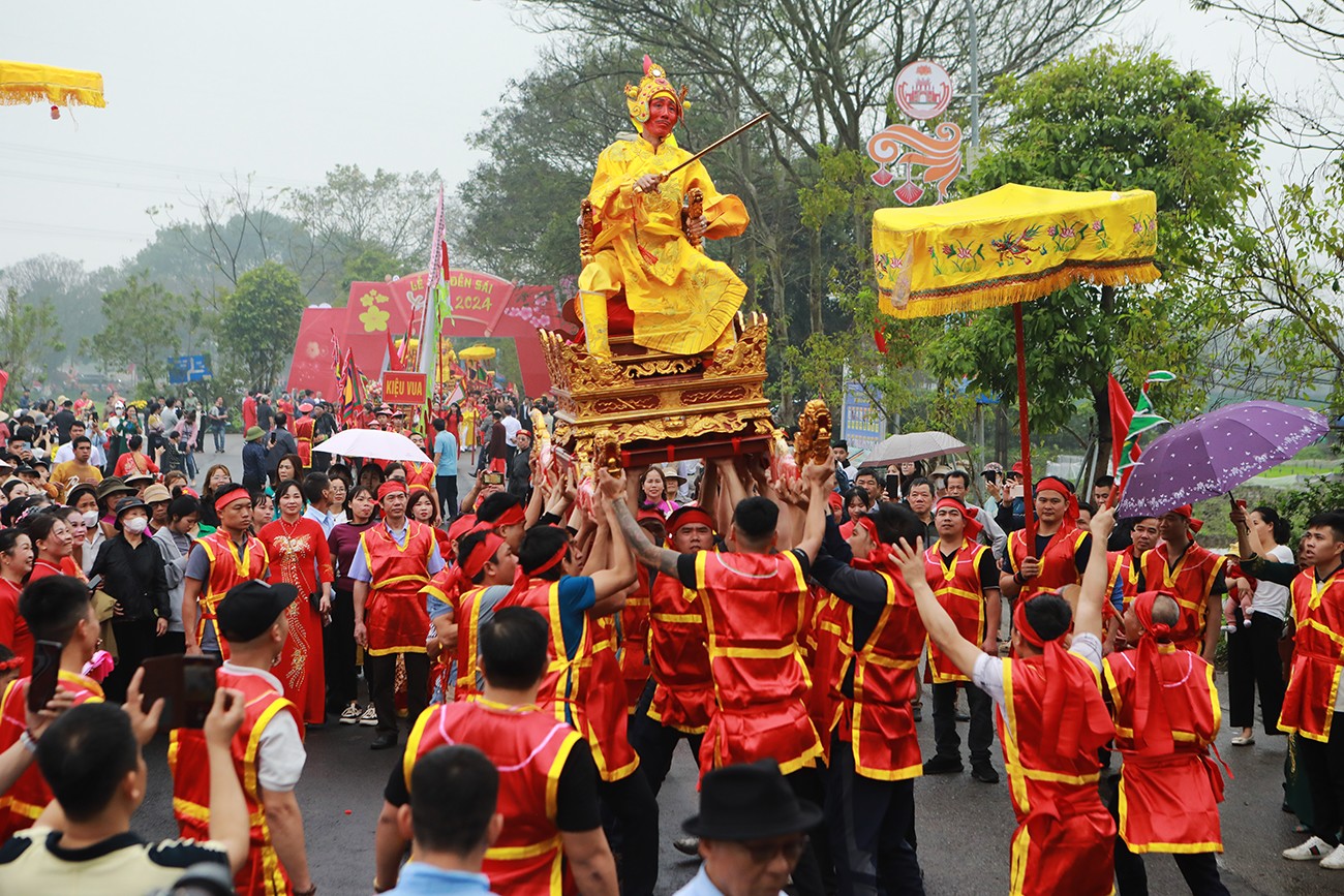 Theo tích xưa, kiệu chúa Thanh Giang Sứ đi đầu để dẹp loạn nên khi người làng tổ chức rước kiệu cũng mô phỏng cảnh tương tự. Đi được khoảng 100m, đoàn rước lại dừng lại để tung kiệu "Chúa" lên, hàng trăm người thấy vậy cũng hò reo theo.