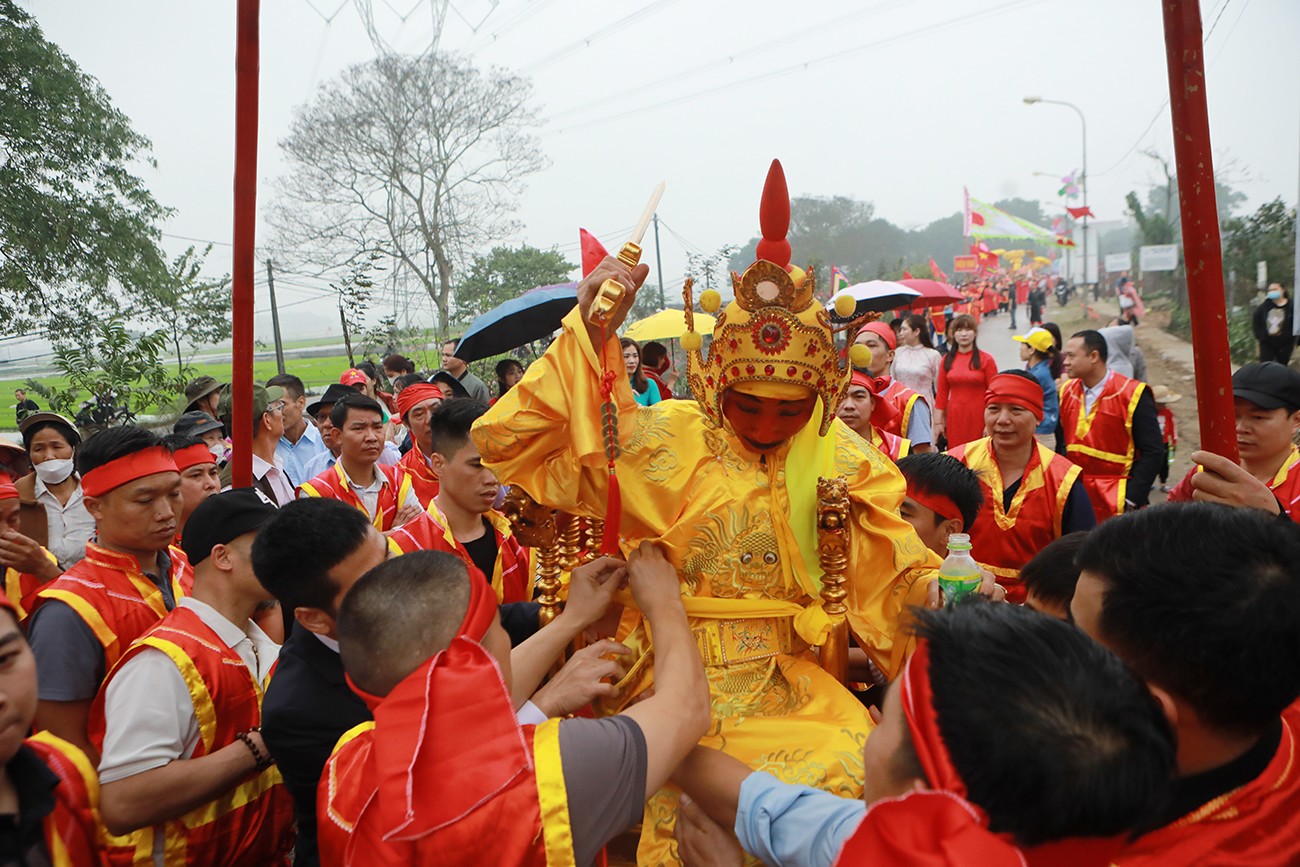 Sau vài lần tung kiệu, “Chúa” được&nbsp;thanh niên chỉnh trang mũ áo, gia cố dây buộc người với kiệu cho chắc chắn. Tuổi cao, thời gian ngồi trên kiệu lâu nên “ Chúa” phải uống nước lấy sức.