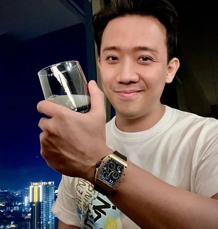 Trong nhiều dịp, Trấn Thành thường chọn đeo chiếc đồng hồ Richard Mille RM 72-01 Rose Gold. Phụ kiện này bên trong bộ vỏ được chế tác bằng vàng hồng 18K, bộ máy tự động CRMC1. Một lớp sơn phát quang được phủ lên mặt số phụ, mốc chỉ giờ, tối ưu hóa trải nghiệm đọc giờ trong bóng tối cho người dùng. Món phụ kiện này có giá khoảng 5 tỷ đồng.