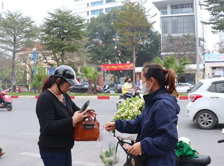 Chị Nhung (Ba Đình, Hà Nội) cho biết: “Hoa bưởi chỉ có một mùa nên tôi tranh thủ mua hoa về đặt trên bàn thờ thắp hương Rằm tháng Giêng. Ngoài hoa trên bàn thờ, tôi còn mua bó hoa bưởi, cắm trong lọ ngắn đặt phòng khách là thơm ngát cả nhà”.