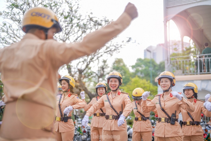 Xem những &#39;bóng hồng&#39; CSGT trình diễn điêu luyện mô tô dẫn đoàn - 9