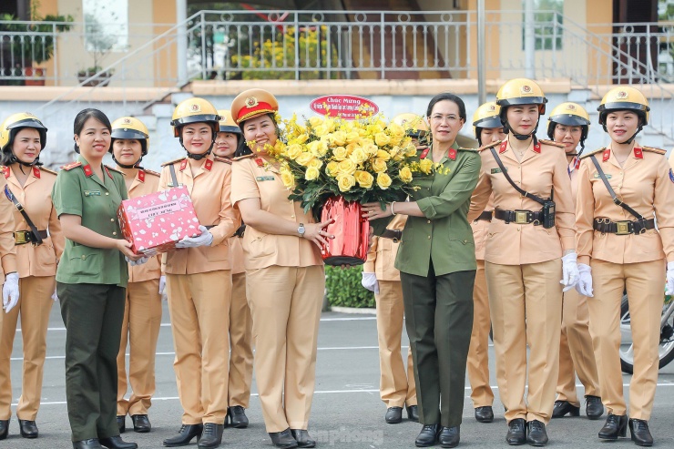 Xem những &#39;bóng hồng&#39; CSGT trình diễn điêu luyện mô tô dẫn đoàn - 13