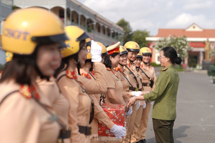 Nhân kỷ niệm 78 năm Ngày Thành lập lực lượng CSGT (21/2/1946 - 21/2/2024), Hội Phụ nữ Công an TPHCM gửi lời chúc mừng đến cán bộ, chiến sĩ Phòng Cảnh sát Giao thông Công an thành phố. Thượng tá Nguyễn Thị Hạnh - Trưởng ban Ban Phụ nữ Công an TPHCM đã đến nơi tập luyện để thăm và động viên các nữ cán bộ, nhân viên CSGT nỗ lực hoàn thành tốt nhiệm vụ được giao.