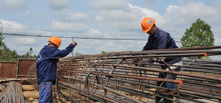 Công nhân tất bật trên công trường sau kỳ nghỉ tết nguyên đán. Ảnh: HD