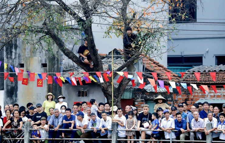 Các khán giả chăm chú theo dõi trai làng "trổ tài" dưới nước.