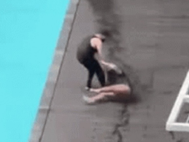 Mâu thuẫn với bạn gái bên bể bơi, hành động sau đó của người đàn ông khiến dân mạng phẫn nộ