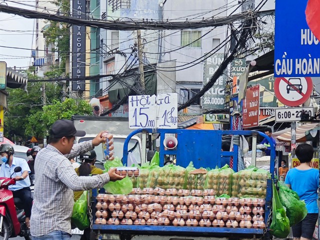 Trứng gia cầm đóng hộp được bán với giá rẻ. Ảnh: NGỌC ÁNH