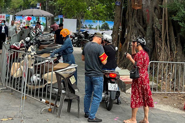 Tại các bãi trông ô tô, xe máy tại nhiều khu vực như đền Bạch Mã (Hoàn Kiếm); đền Quán Thánh, Hồ Trúc Bạch (Ba Đình); Văn miếu Quốc Tử Giám (Đống Đa); bãi xe chùa Bằng (Hoàng Mai)… những ngày đầu năm, phóng viên đã ghi nhận được tình trạng thu phí cao gấp đôi, gấp ba giá quy định.