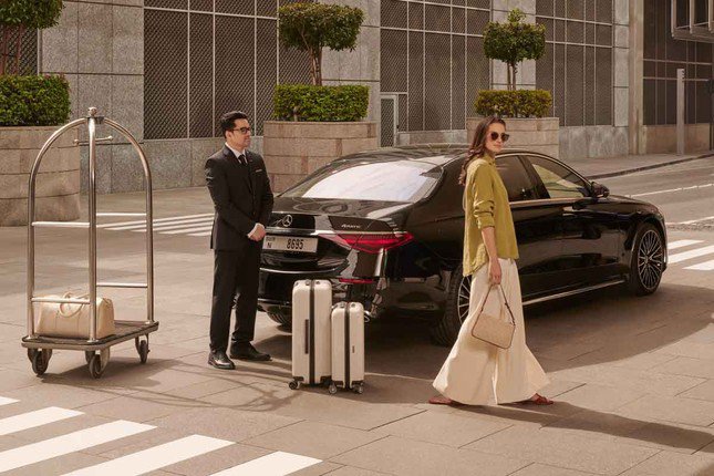 Xe Mercedes-Benz S-Class W223 không hề dễ tìm ở Dubai nếu không sử dụng dịch vụ taxi cao cấp.