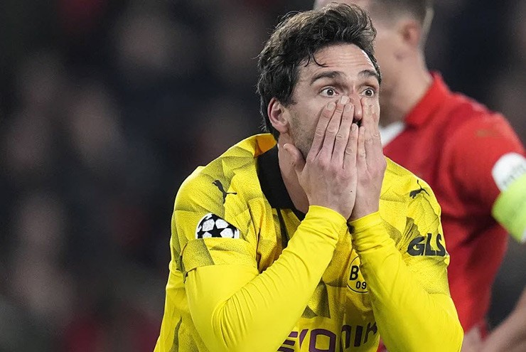 Mats Hummels bị thổi phạt penalty dù đã xoạc trúng bóng trước Malik Tillman của PSV