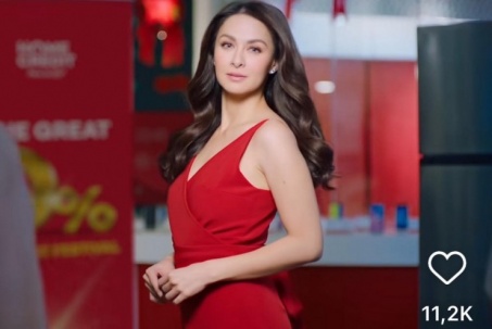 "Người đàn bà đẹp nhất Philippines" tròn trịa vẫn quyến rũ vô ngần với váy lụa 2 dây