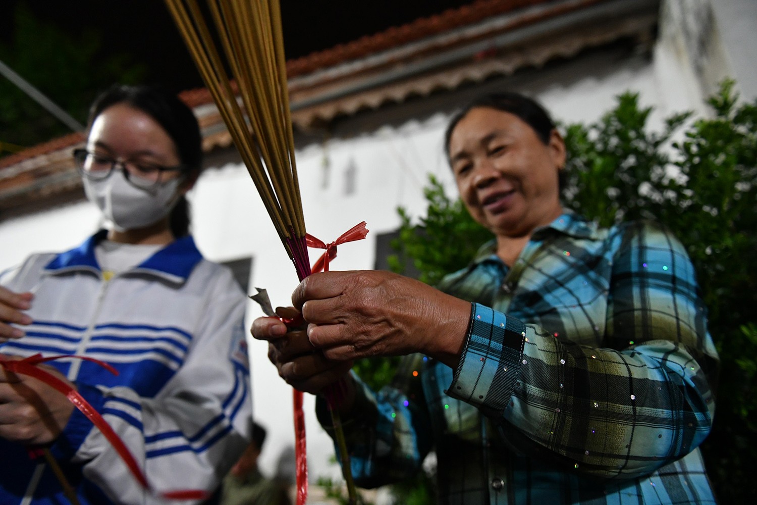 Người dân trong làng đến nhận hương để lấy lửa