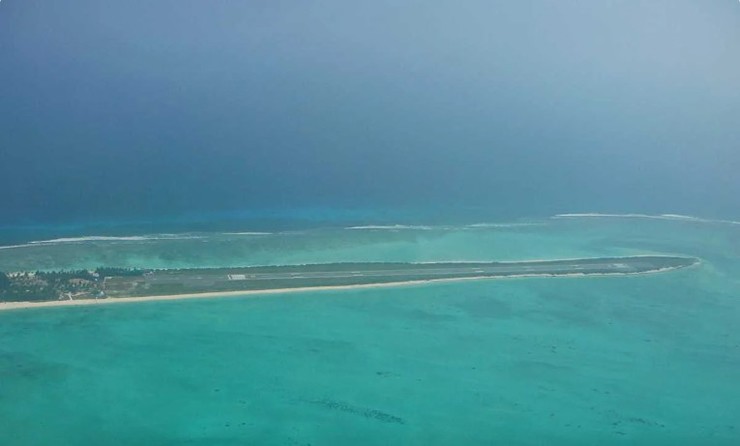 Sân bay Agatti (AGX), Lakshadweep, Ấn Độ: Đây là sân bay duy nhất ở Lakshadweep phục vụ 36 hòn đảo du lịch địa phương của Ấn Độ. Sân bay Agatti là một dải đất nằm giữa&nbsp;trong làn nước trong xanh và&nbsp;chỉ dài hơn 1.200m.