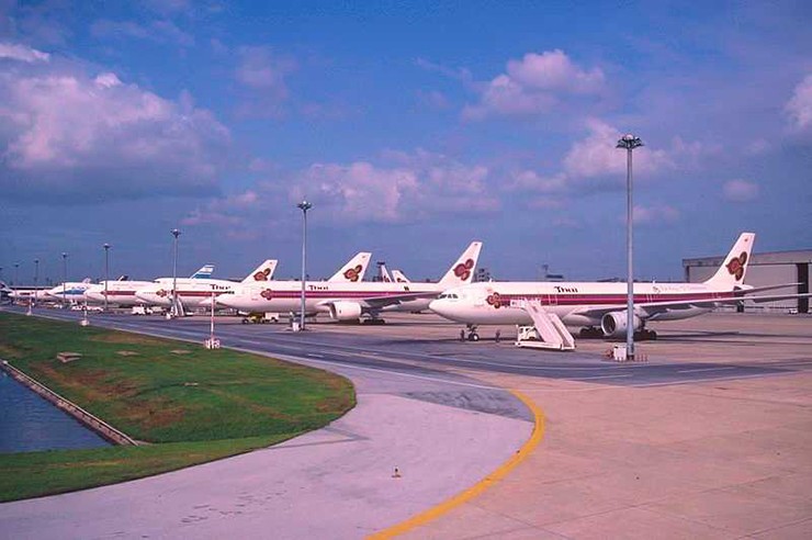 Sân bay quốc tế Don Mueang (DMK), Thái Lan: Đây là một trong hai sân bay quốc tế phục vụ du khách tới Bangkok. Sân bay này nằm giữa hai sân gôn.