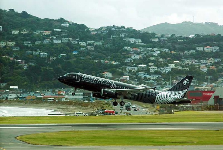 Sân bay quốc tế Wellington (WLG), New Zealand: Nằm cách trung tâm thành phố 5,5 km về phía đông nam, đường băng của sân bay quốc tế Wellington chỉ dài 2,3km. Phi công cần phải biết chính xác điểm hạ cánh và điểm cất cánh để tránh các vùng nước xung quanh&nbsp;bởi đường băng ở đây nằm rất sát các ao hồ.