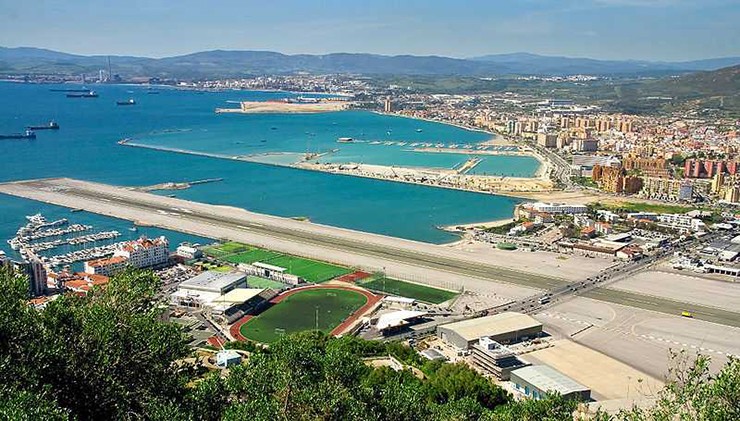 Sân bay quốc tế Gibraltar (GIB), Gibraltar: Điều khiến đây trở thành một trong những sân bay nguy hiểm nhất thế giới là đường băng của sân bay đi qua đại lộ Winston Churchill, con đường đông đúc nhất trên đảo, dẫn đến biên giới Tây Ban Nha. Các phương tiện phải dừng lại mỗi khi máy bay cất cánh. Vì vậy, có rào chắn, tín hiệu để kiểm soát chuyển động của các phương tiện trên đoạn đường đó.