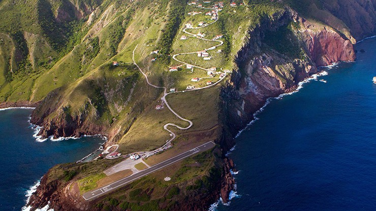 Sân bay Saba, Antilles, Hà Lan: Sân bay nhỏ này có đường băng chỉ dài 400m và được bao quanh bởi những vách đá và dãy núi.