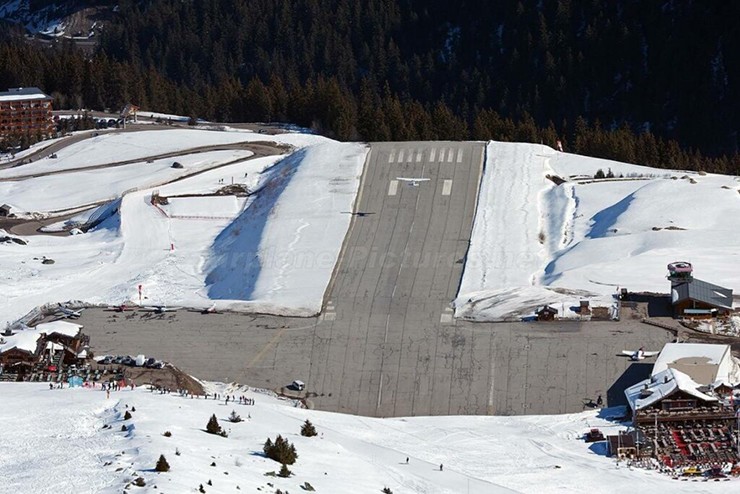 Sân bay Courchevel, Pháp: Sân bay này nằm trên dãy núi Alps của Pháp và có đường băng ngắn, dốc được bao quanh bởi những ngọn núi.