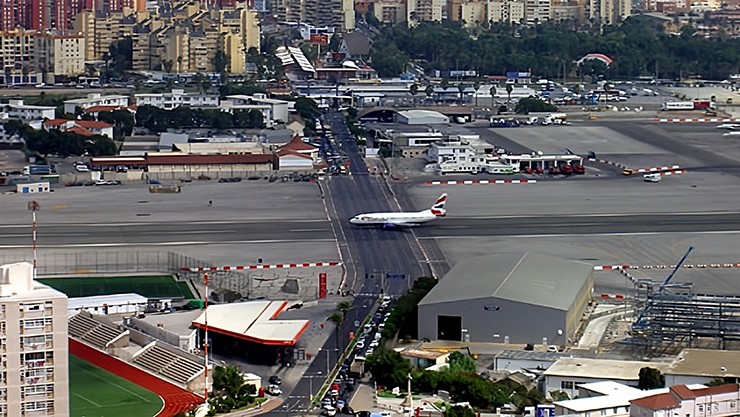 Sân bay Gibraltar, Anh: Đường băng của sân bay này cắt ngang một con phố chính trong thành phố và máy bay phải đợi ô tô đi qua trước khi hạ cánh hoặc cất cánh.