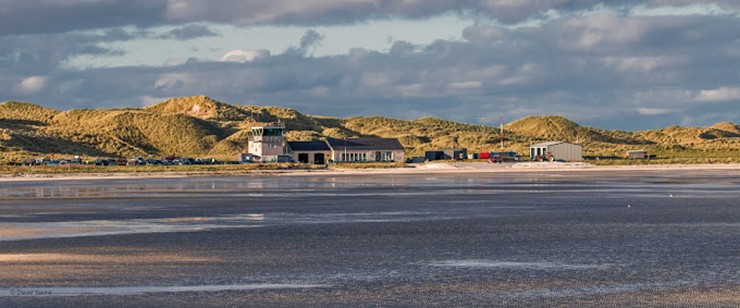 Sân bay Barra, Scotland: Sân bay này nằm trên bãi biển và đường băng được làm bằng cát. Lịch trình chuyến bay phụ thuộc vào thủy triều và máy bay chỉ có thể hạ cánh hoặc cất cánh khi thủy triều xuống.