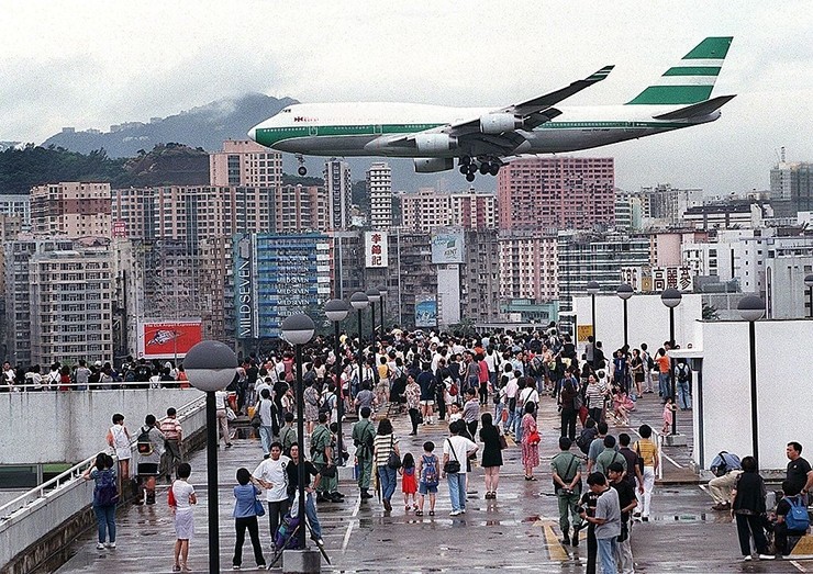 Sân bay Kai Tak, Hồng Kông: Sân bay này đóng cửa vào năm 1998 nhưng vẫn nổi tiếng vì cách đường băng cắt ngang&nbsp;thành phố và máy bay phải rất cẩn thận khi xuyên qua các tòa nhà và ngọn núi xung quanh.