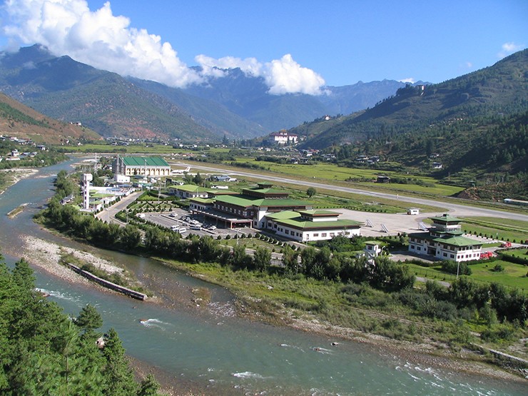 Sân bay Paro, Bhutan: Sân bay này nằm trong một thung lũng được bao quanh bởi núi và máy bay phải quay vòng gấp để hạ cánh trên đường băng ngắn.