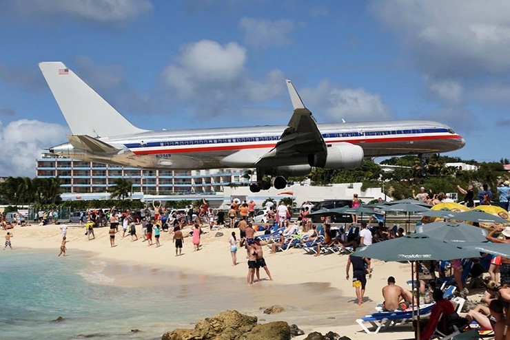 Sân bay Princess Juliana, Sint Maarten: Sân bay này có đường băng ngắn kết thúc tại một bãi biển nổi tiếng. Máy bay cách&nbsp;rất gần khách du lịch khi hạ cánh hoặc cất cánh.​