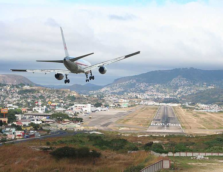 Sân bay quốc tế Toncontin (TGU), Honduras: Vì sân bay nằm ở vùng núi nên phi công phải rất cẩn thận&nbsp;để tránh va vào núi. Đường băng cũng cực kỳ ngắn và khiến máy bay phải dừng đột ngột.