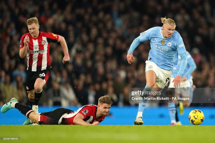 Haaland tận dụng sai lầm của hậu vệ Brentford để ghi bàn thắng định đoạt trận đấu