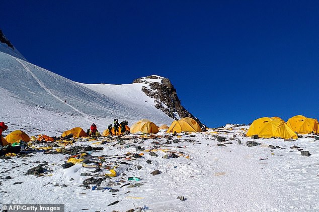 Đỉnh Everest đang biến thành bãi rác cao nhất thế giới - 3