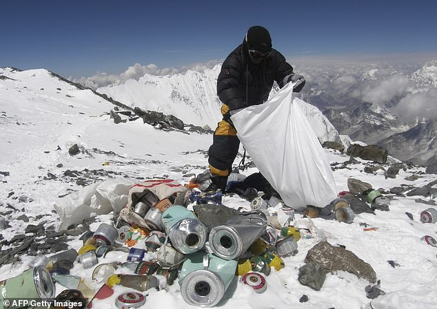 Đỉnh Everest đang biến thành bãi rác cao nhất thế giới - 4