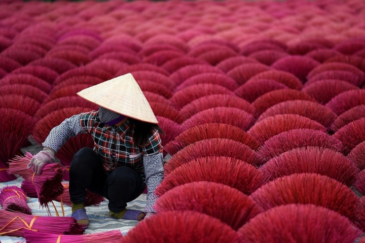 Những bó hoa nhang đỏ thắm tại làng. Ảnh: ST.