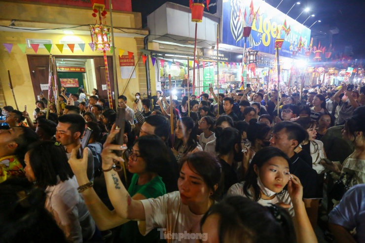 Lễ hội thu hút hàng vạn lượt người trong và ngoài xã, các nơi xa gần về hành lễ, dự hội.