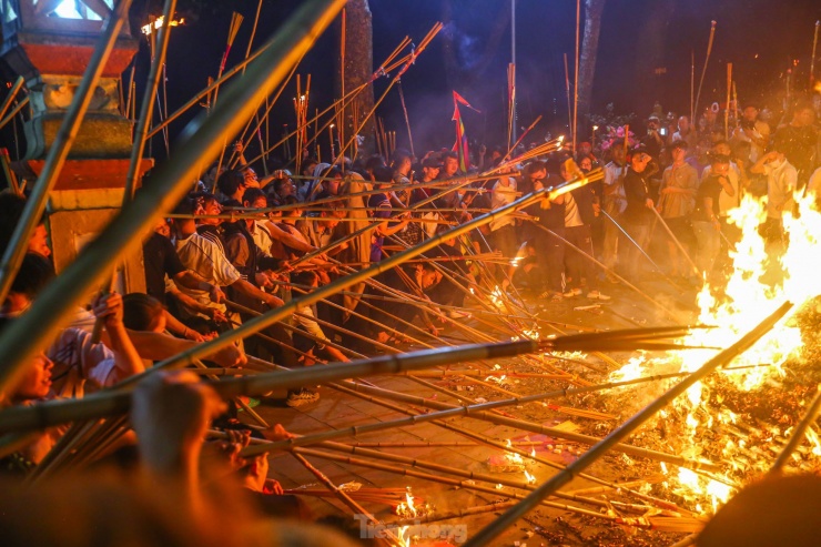 Dân làng và du khách thập phương tìm mọi cách để đem ngọn lửa thiêng về thắp lên ban thờ tổ tiên, với tinh thần hộ quốc vì dân của Thành Hoàng làng sẽ muôn đời quang sáng về với nhà mình. Với hy vọng có được sự phù hộ, độ trì, sự che chở của Đức Thánh, để có được sức khỏe, may mắn, có được cuộc sống an lành, thịnh vượng hơn.