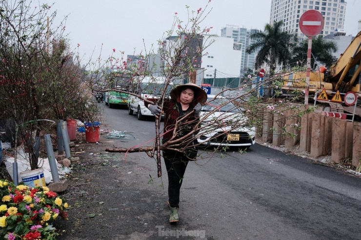 Chị Nguyễn Tâm Linh(46 tuổi, tiểu thương chợ Quảng An): “Năm nay sức mua người dân chỉ bằng 1/10 năm ngoái, cho nên sau Tết vẫn phải mang đào ra bán để bù lỗ”.