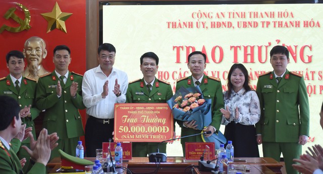 Chủ tịch UBND TP Thanh Hóa Trần Anh Chung trao thưởng cho Công an TP Thanh Hóa