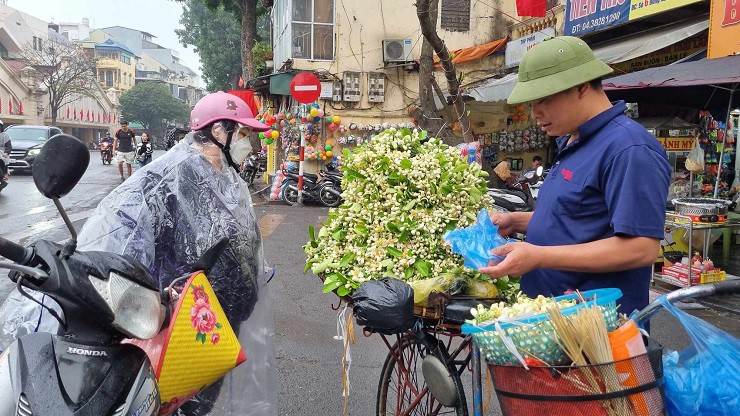 Nếu đơn giản, hoa bưởi được gói bởi lá dong lá riềng tươi rồi bày biện lên các đĩa; với những khách hàng cầu kỳ, cần dâng lễ thì đặt hoa bưởi tươi kết thành tràng, hoặc mẹt hoa, gánh hoa,...