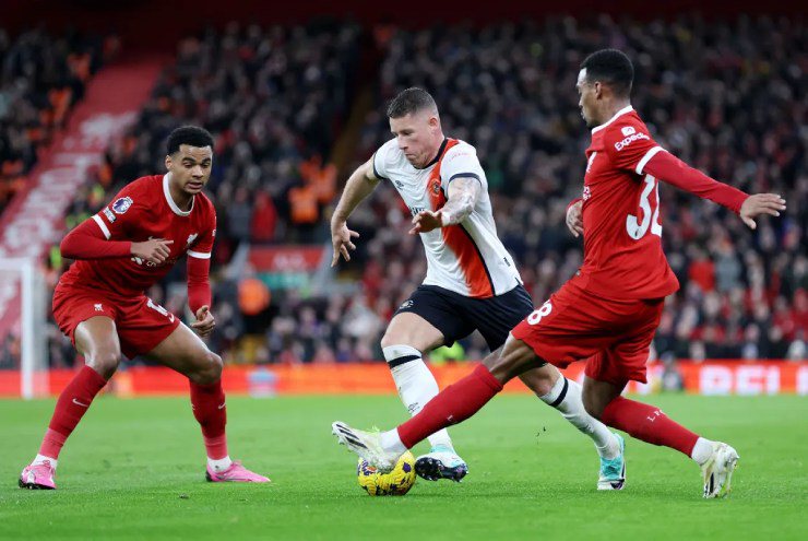 Liverpool (áo đỏ) gặp nhiều khó khăn trước Luton Town