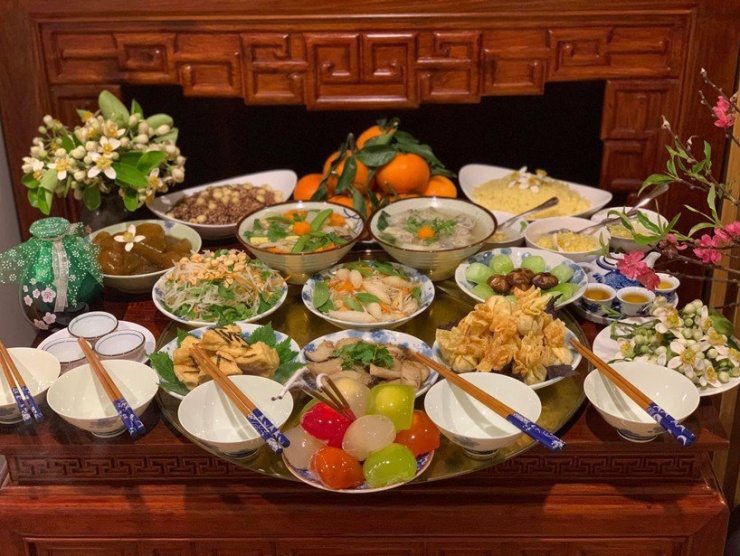 Xôi vò, chè đường, bánh su sê, bánh gio, cơm gạo lứt rang với hạt sen sấy, canh sủi cảo, canh nấm thập cẩm, nấm đùi gà kho sả, nộm su hào, phở chiên giòn xào giá, đậu, há cảo nhân nấm chiên, đậu phụ chiên với lá rong biển, cải chíp xào nấm.