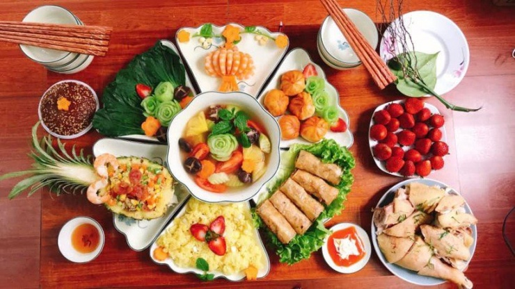 Gà luộc, nem rán, bánh bao chiên, tôm xếp đèn lồng, rau cải thìa xào, cơm rang thập cẩm quả dứa, xôi vò, chè kho.